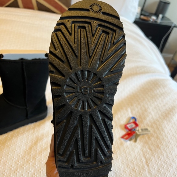 Uggs Classic Short Black US Sz 6 - Picture 2 of 3